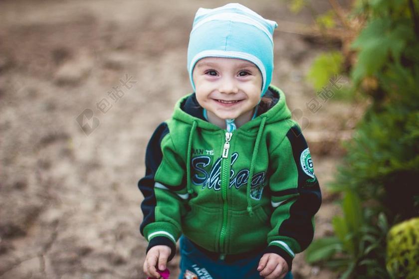 简约户外微笑的儿童背景图片