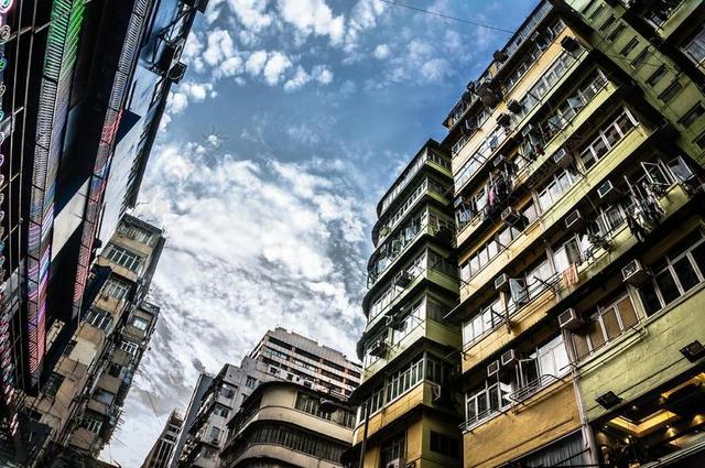 建筑老旧公寓间的天空背景图片