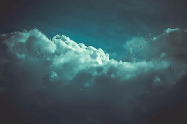 自然天空中白色的云层背景图片