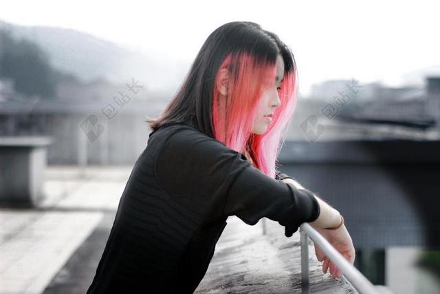 人物栏杆边的黑衣美女背景图片