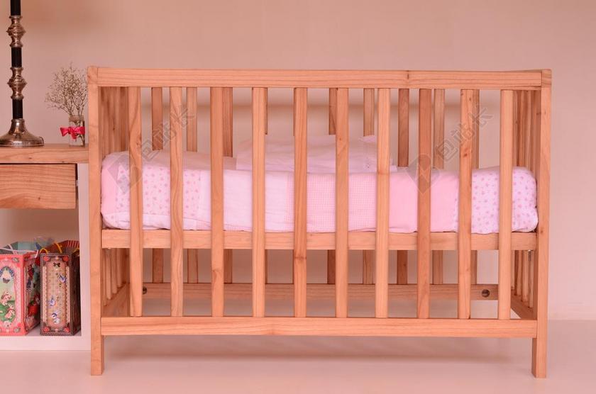 家居木头的婴儿床背景图片
