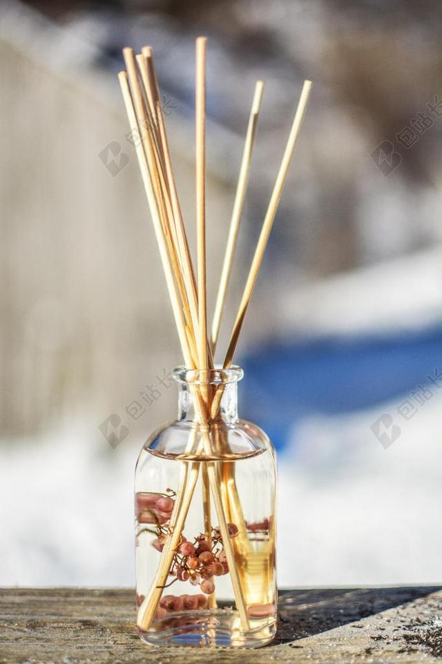 物品玻璃瓶子中的棉签背景图片