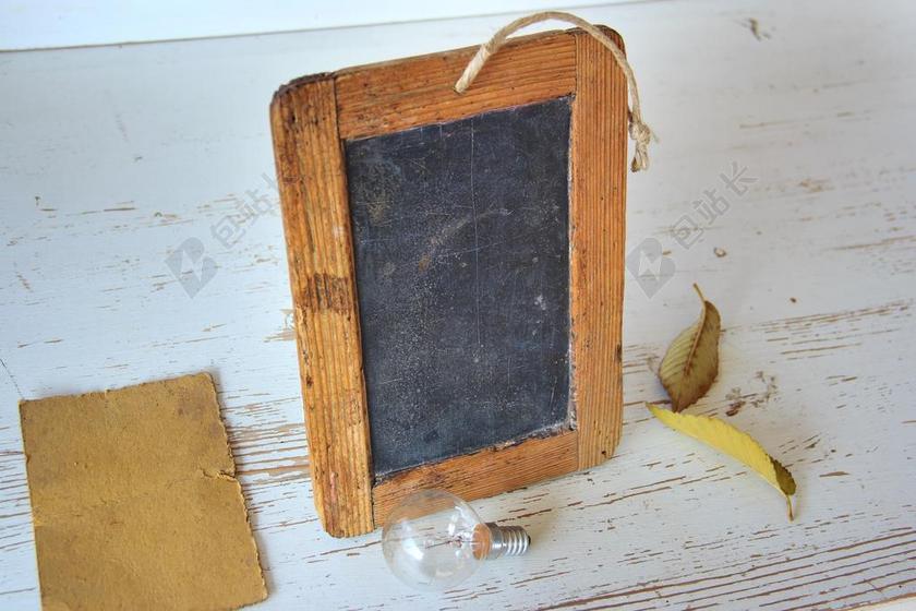 教育简约小黑板灯泡和纸宣传背景图片