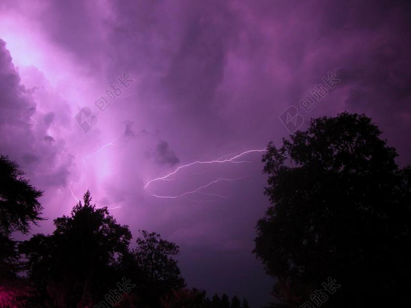天空闪电风暴背景图片