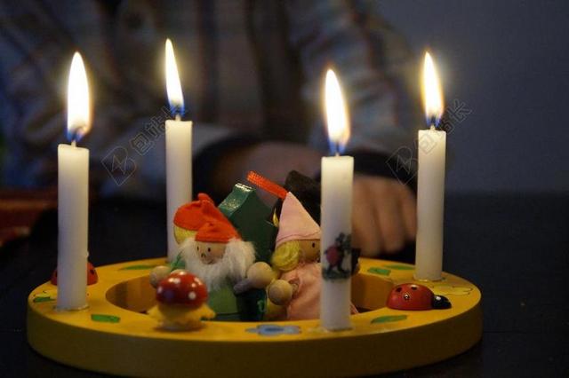 彩色庆典喜悦蜡烛和生日庆祝背景图片