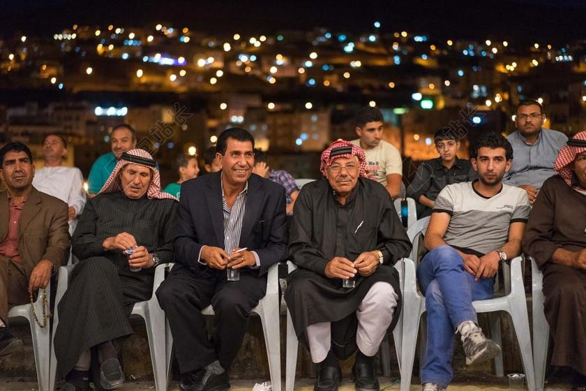 城市街头休息的阿拉伯市民背景图片