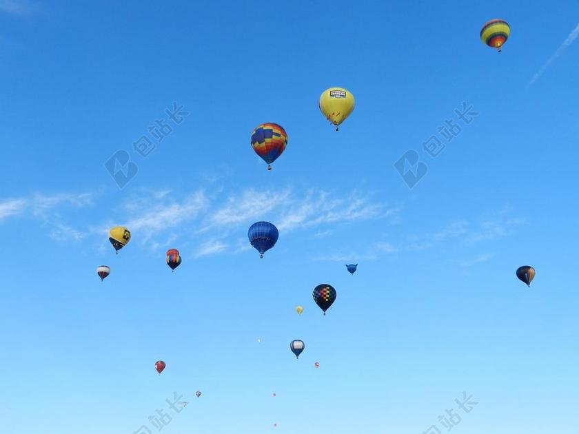 天空热气球飞行背景图片
