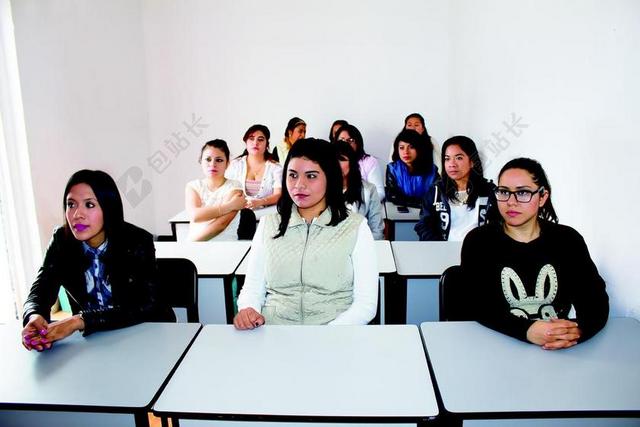 人物教室里学习的女人背景图片