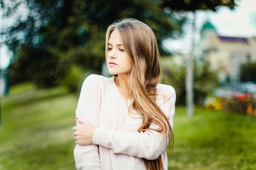 人物孤独的金发女人背景图片