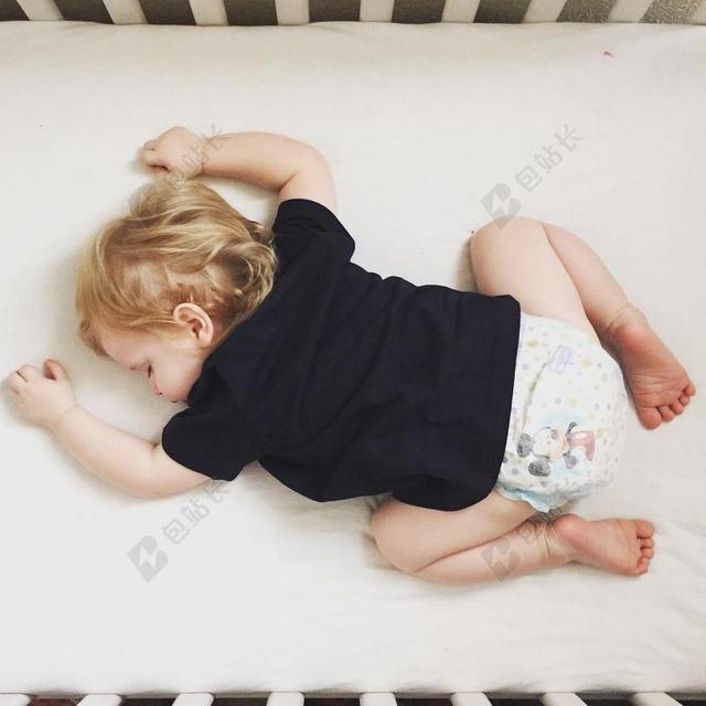 睡眠 婴儿 金发女郎 黑色衬衫