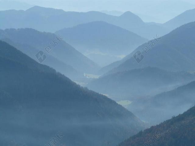 自然山间白色的烟雾背景图片