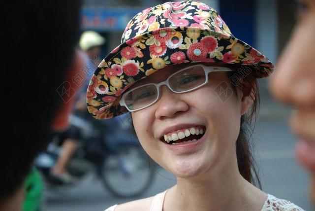 人物微笑的花帽子女孩背景图片