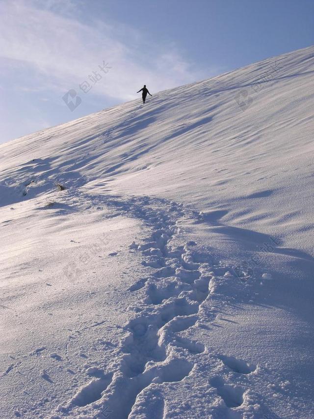 旅游清新雪山徒步行走背景图片