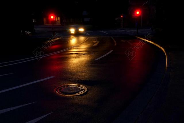 黑色交通昏暗黑暗的城市道路背景图片