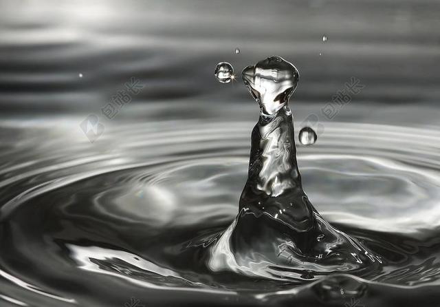 清新雨滴溅起的波纹背景图片