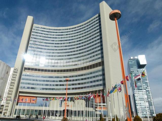 彩色建筑现代气派凹面设计色大楼建筑设计高楼背景图片