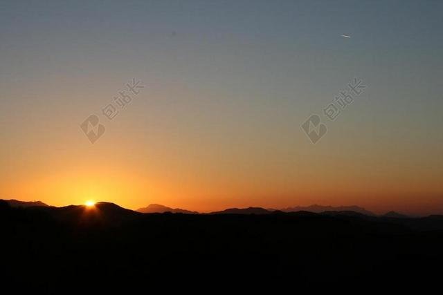 日落 景观 金色的夕阳 天空 山 景区 太阳
