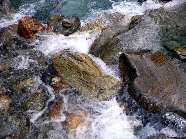 山间溪流 野生 VERZASCA 绿水 石头 岩 提契诺州
