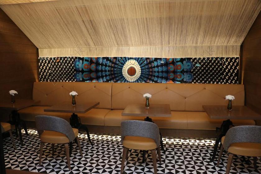 酒店温馨的餐厅桌椅背景图片