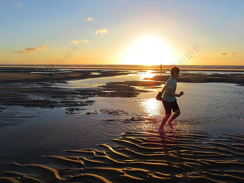 唯美日落海滩景色背景图片