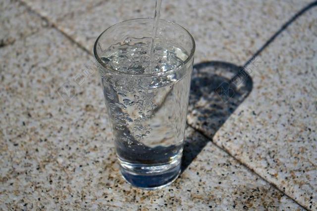 简约杯子里的水背景图片