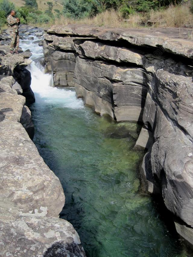 峡谷 通道 山中的小溪 水 冷 旱厕 运河 岩石的表面