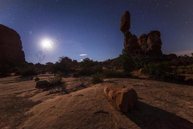 石 沙漠 夜 月光下 满月 月亮 星星 天空 宇宙 地质学