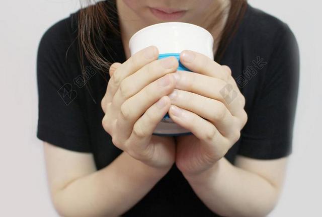 广告时尚双手握着茶杯的女孩宣传背景图片