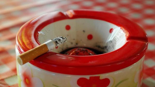 简约烟灰缸背景图片