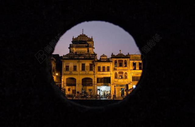时尚隧道外的中国碉楼古建筑夜景背景图片