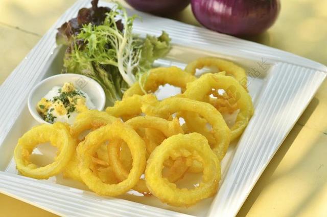 鱿鱼圈 油煎 油炸 洋葱圈 食品 晚餐 午餐 板 海鲜 餐