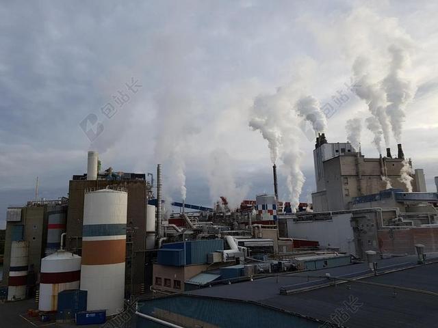 灰白建筑远景灰色工厂和白烟背景图片