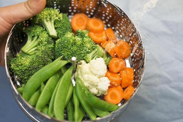 清新餐饮唯美金属盆西蓝花胡萝卜背景图片