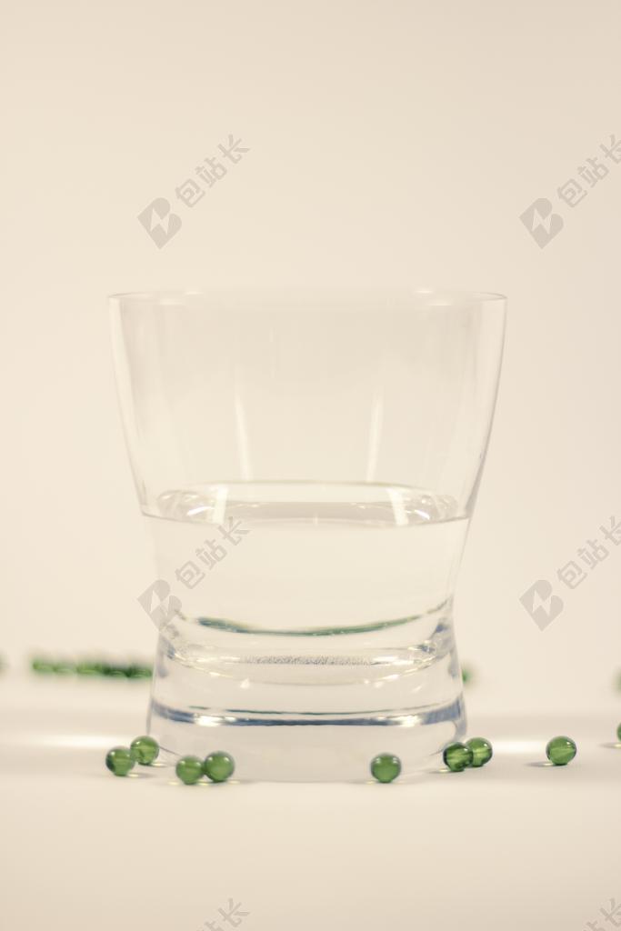 白色艺术简约玻璃水杯背景图片