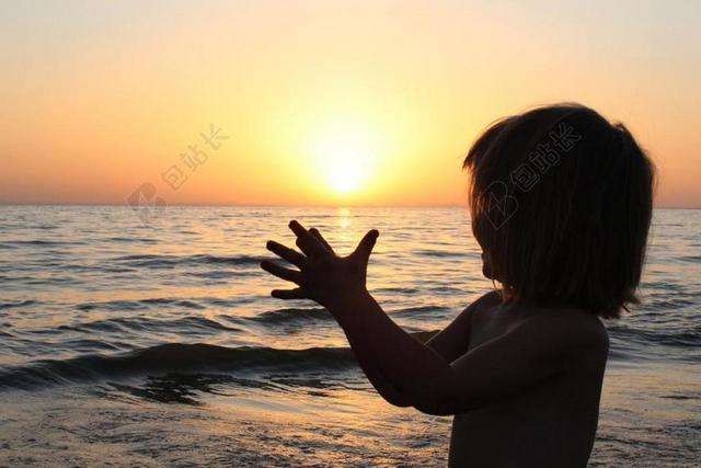 人物海边的夕阳和小男孩背景图片