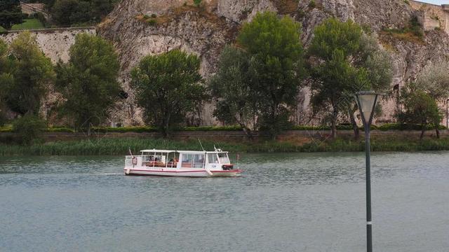 绿色旅游简约户外海边河水树林船只背景图片