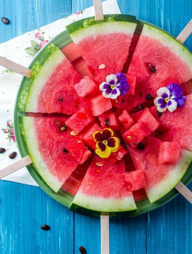 红蓝食物水果切开的西瓜夏季西瓜水果背景图片