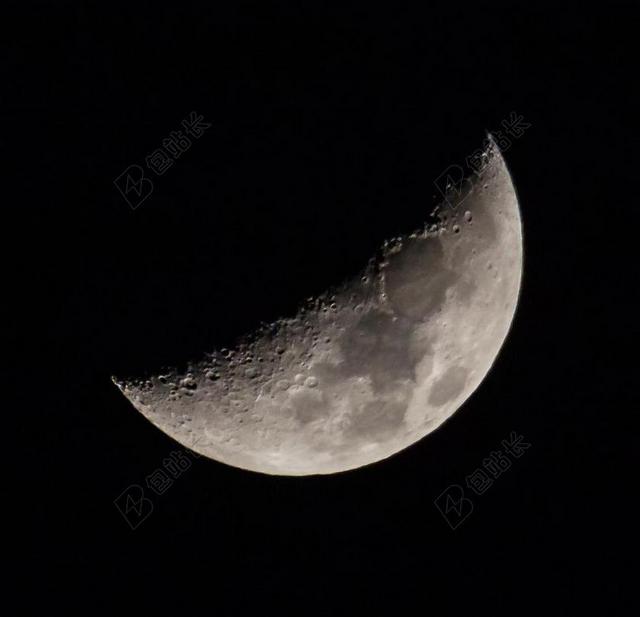 宇宙天空中的银色月牙背景图片