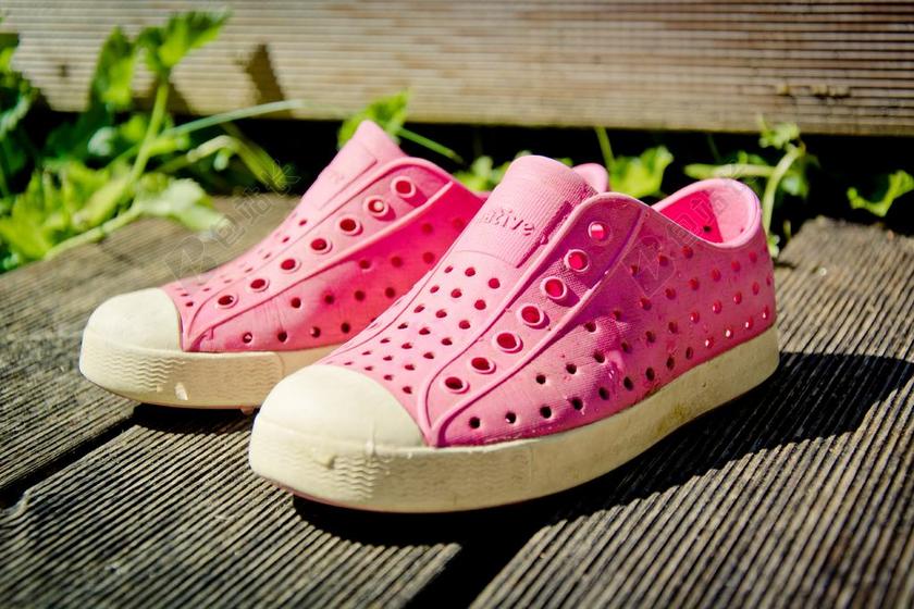 红灰时尚简约地板上的红色运动网格鞋子鞋设计时尚背景图片