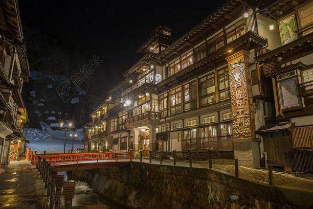 建筑古典黑夜中的闪烁灯光房子建筑设计背景图片