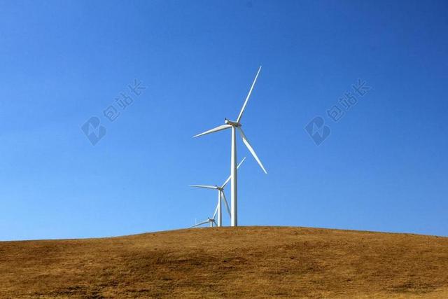 黄蓝能源自然蓝天下原野上的风车风力资源自然背景图片