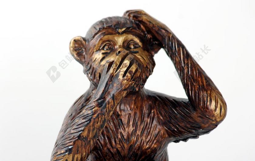 金色雕塑安静捂着嘴巴的猴子雕塑设计动物沉默背景图片