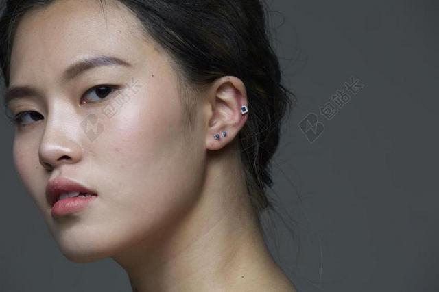 穿孔 通过CL 模型 时尚 妇女 面部护理 ASIAM 肖像