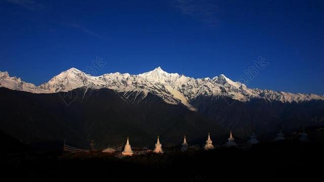 自然壮美蓝天下的雪山等景点观光旅游自然背景图片
