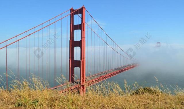 自然层次蓝天下云雾中的大桥上风景景点自然背景图片