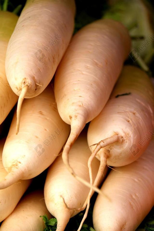 白色食物新鲜一个个大萝卜食材售卖比较普通