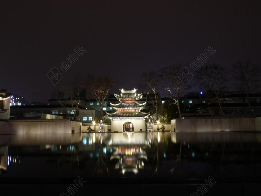 建筑美丽黑夜中闪着霓虹的古城景点建筑设计夜景背景图片