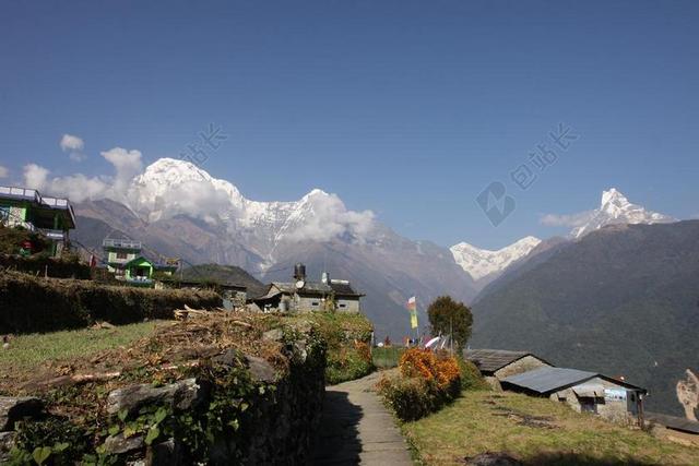 自然开阔蓝天下的雪山村庄等自然旅游背景图片