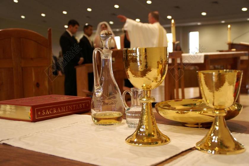 婚礼神圣举行婚礼的新人等教堂婚礼仪式背景图片