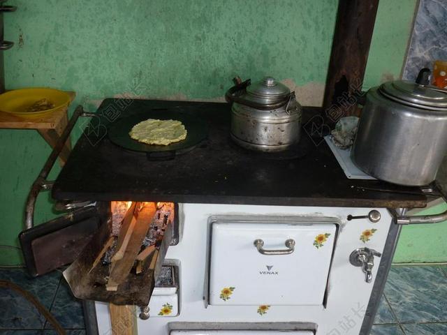 餐饮写实正在烹饪现场烹饪烧饭背景图片